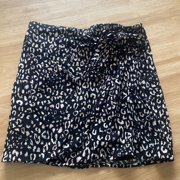 Blu Pepper Dresses & Skirts - Tie front print skirt